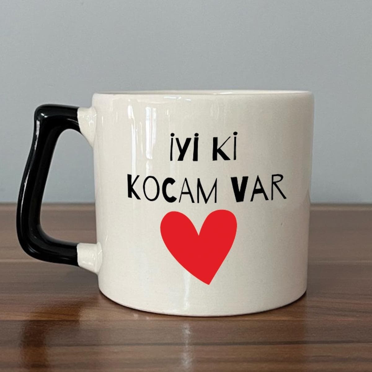 İyi Ki Kocam Var Baskılı Siyah Kulplu Prime Sevgililer Günü Kupası