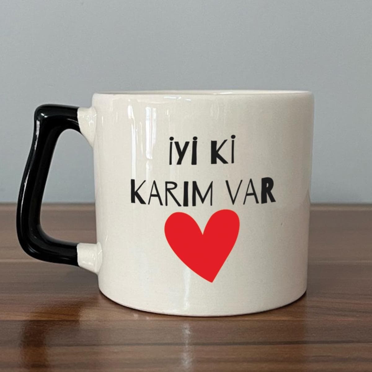 İyi Ki Karım Var Baskılı Siyah Kulplu Prime Sevgililer Günü Kupası