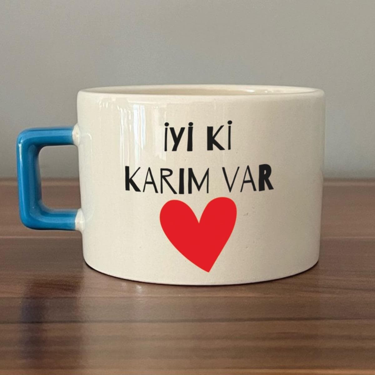 İyi Ki Karım Var Baskılı Mavi Kulplu Kare Espresso Sevgililer Günü Fincanı