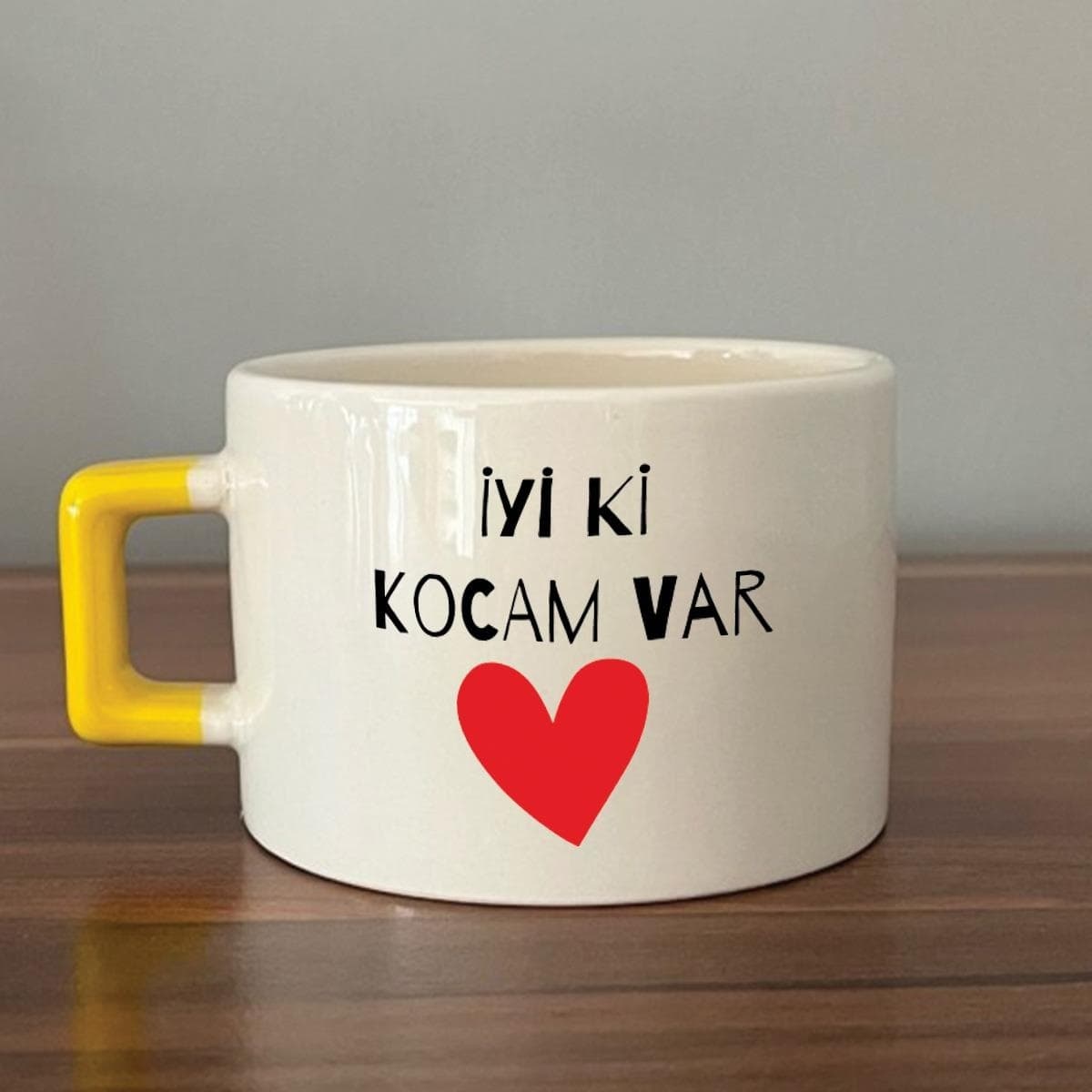 İyi Ki Kocam Var Baskılı Sarı Kulplu Kare Espresso Sevgililer Günü Fincanı