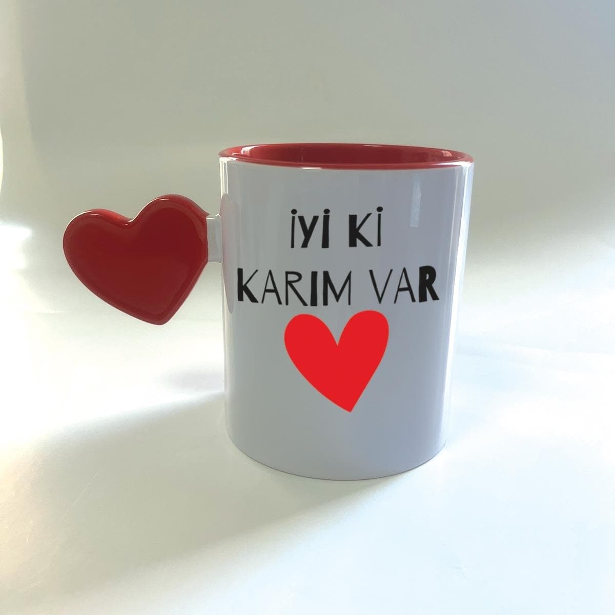 İyi Ki Karım Var Baskılı Kırmızı Dolu Kalp Kulplu Mega Sevgililer Günü Kupası