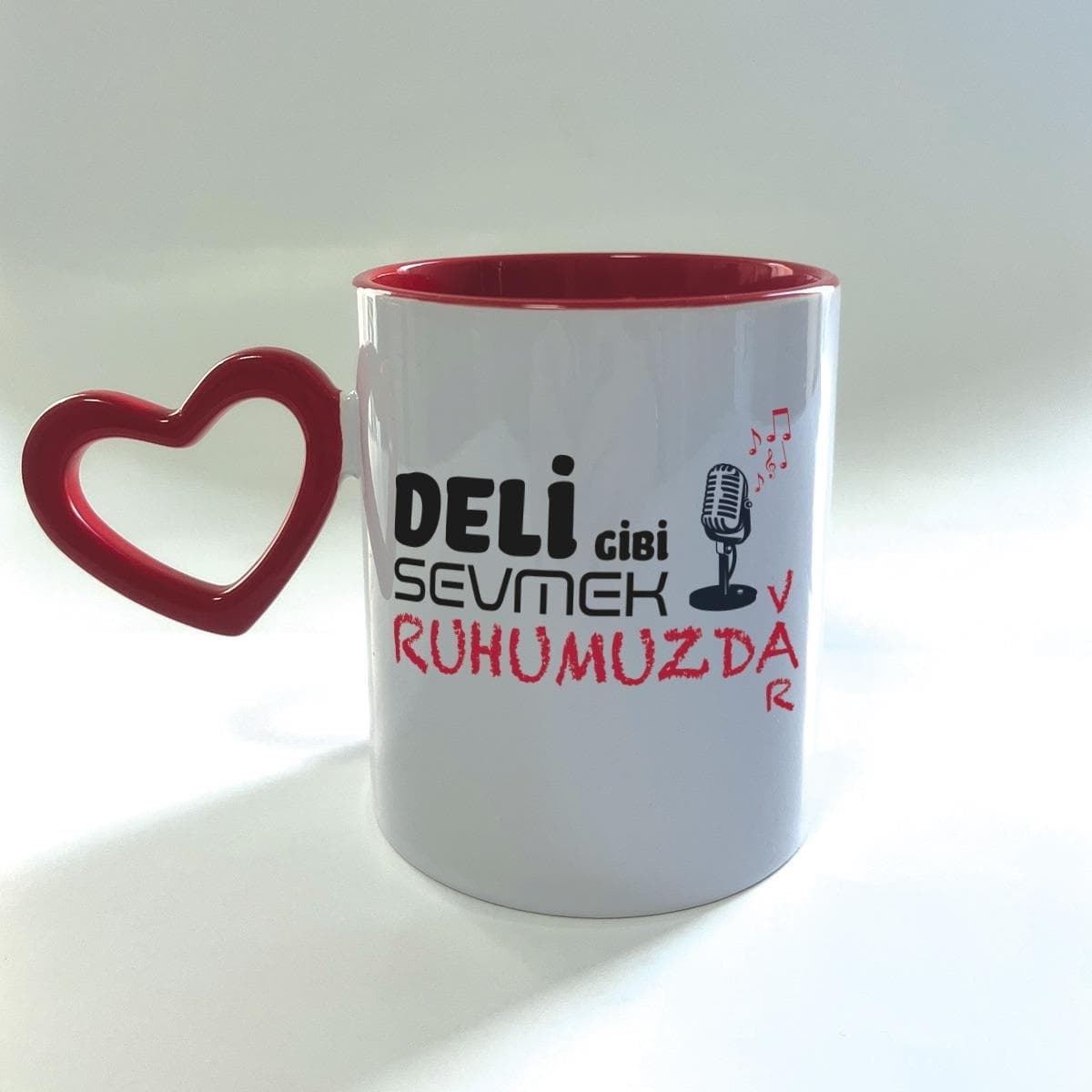 Deli Gibi Sevmek Ruhumuzda Var Baskılı Kırmızı Boş Kalp Kulplu Mega Kupa