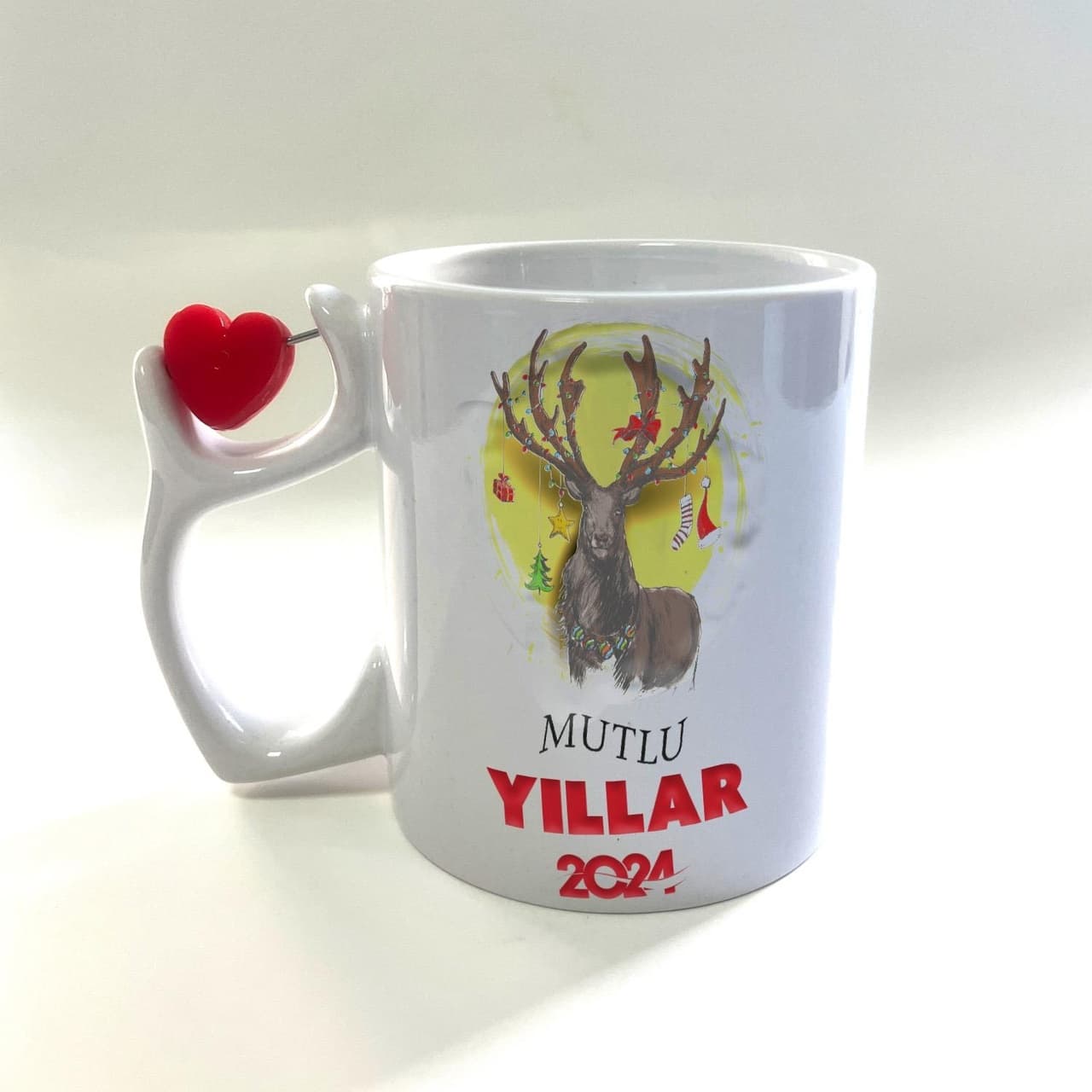 Mutlu Yıllar 2024 Geyik Baskılı Dönen Kalp Figürlü Yılbaşı Kupası