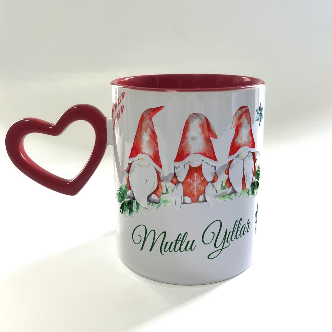 Mutlu Yıllar 3 Noel Baba Baskılı Boş Kalp Kulplu İçi Kırmızı Yılbaşı Kupası