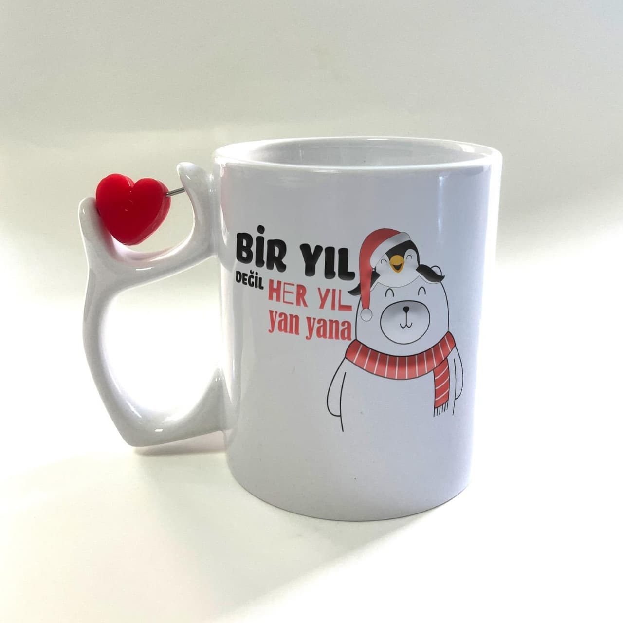 Bir Yıl Değil Her Yıl Yan Yana Penguen Baskılı Dönen Kalp Figürlü Yılbaşı Kupası