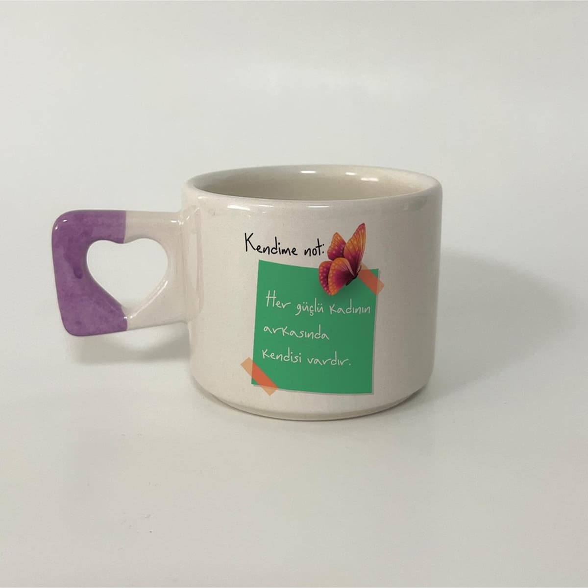 Kendime Not: Her Güçlü Kadının Arkasında Kendisi Vardır Kelebekli Yeşil Baskılı Mor Kalp Kupa