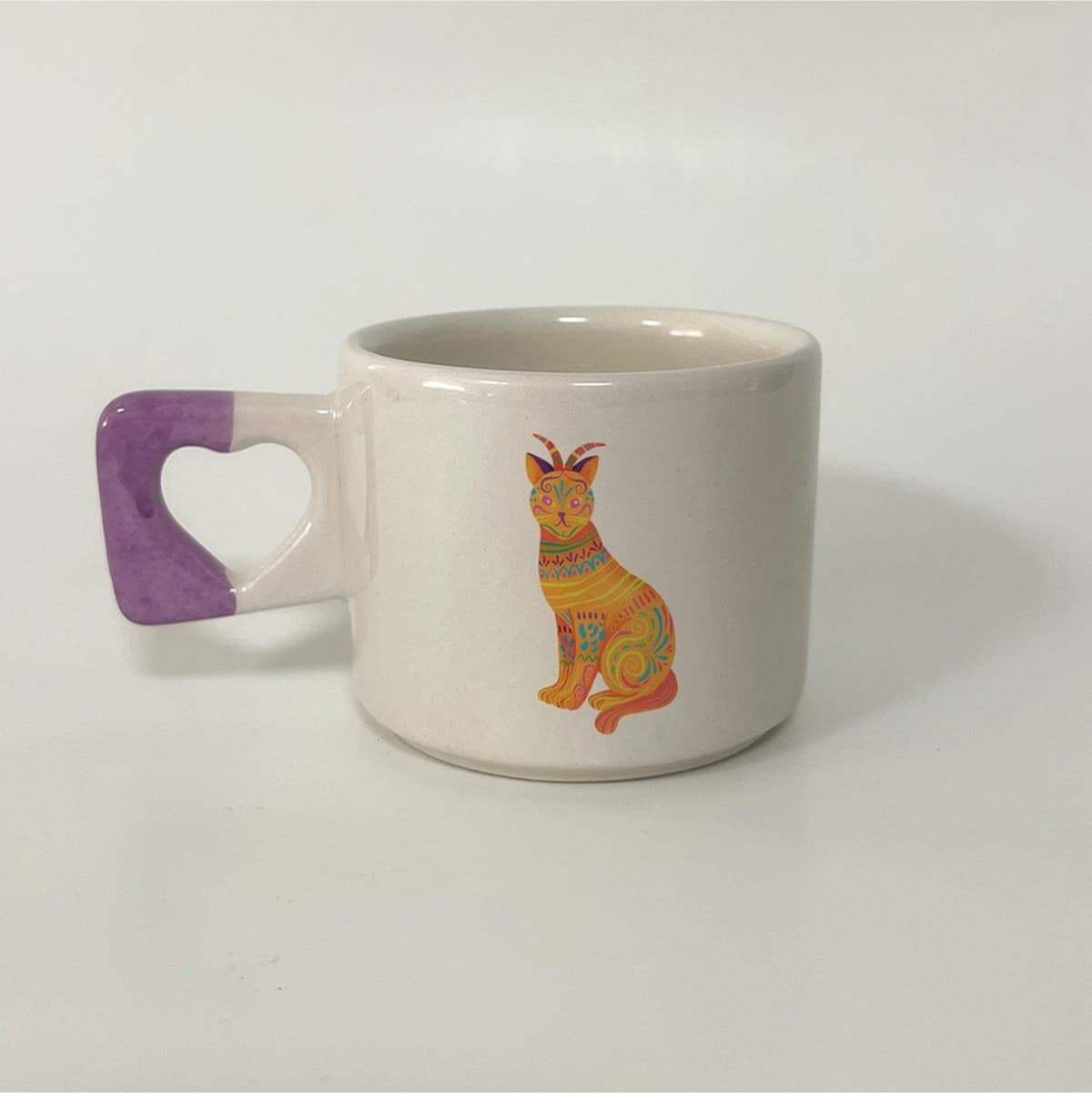 Sarı Kedi Baskılı Mor Kulplu Kalp Kupa