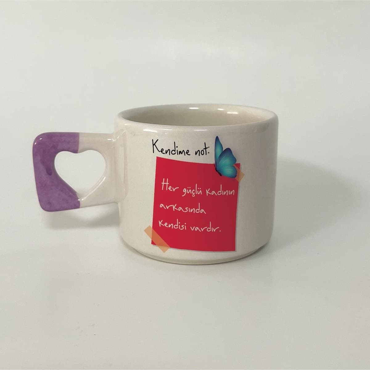 Kendime Not: Her Güçlü Kadının Arkasında Kendisi Vardır Kelebekli Kırmızı Baskılı Mor Kalp Kupa