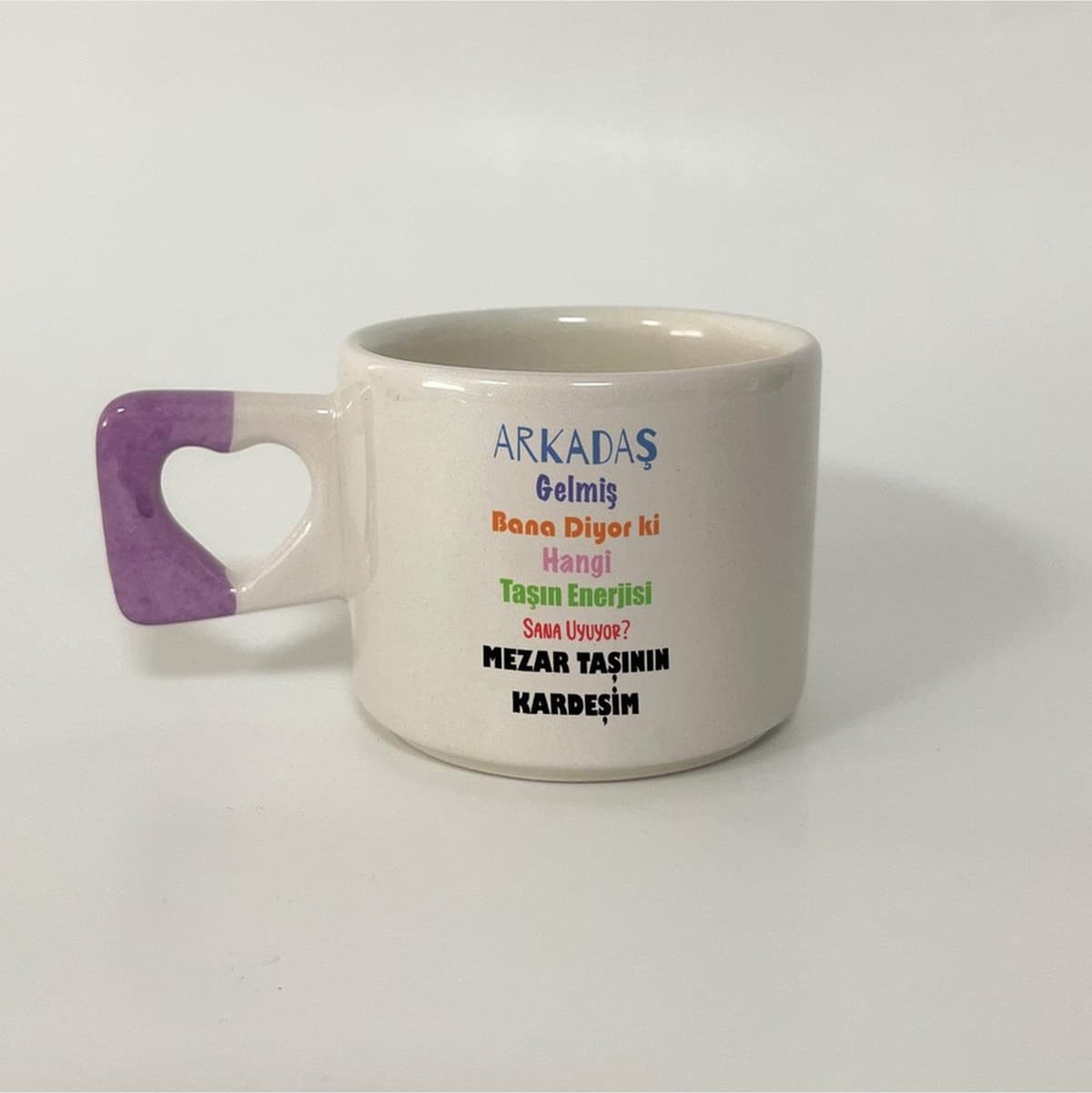 Mor Mürekkep Arkadaş Gelmiş Bana Diyor Ki Renkli Baskılı Mor Kulplu Kalp Kupa