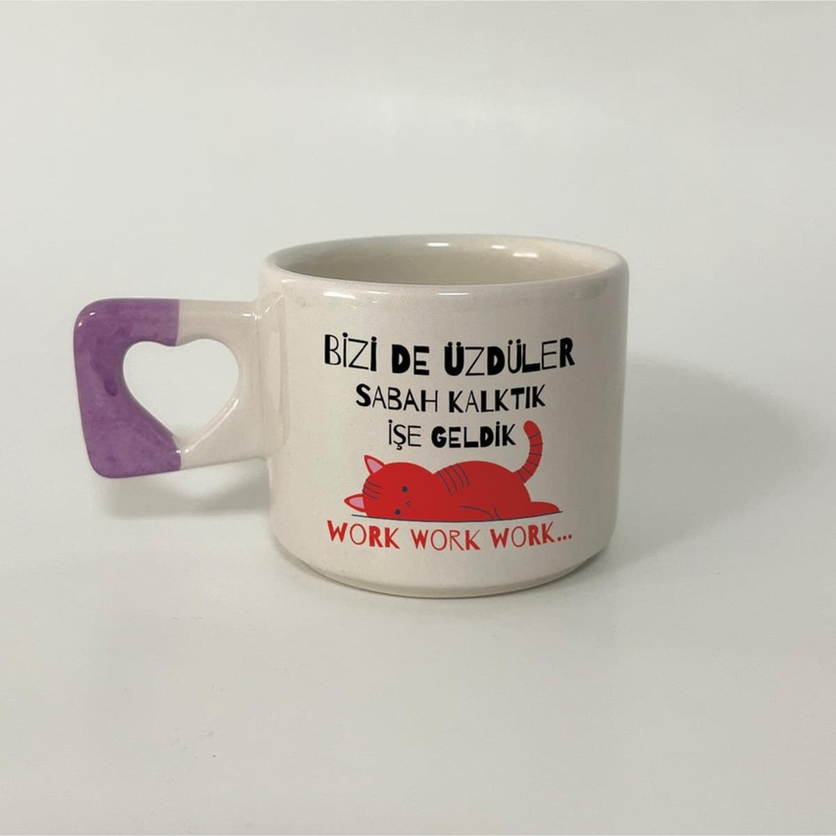 Bizi De Üzdüler Kırmızı Kedi Baskılı Kalp Kulplu Kalp Kupa