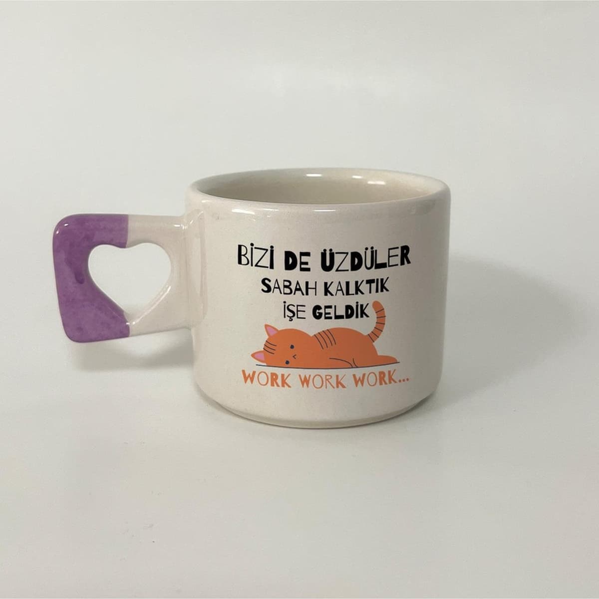 Bizi De Üzdüler Turuncu Kedi Baskılı Mor Kulplu Kalp Kupa
