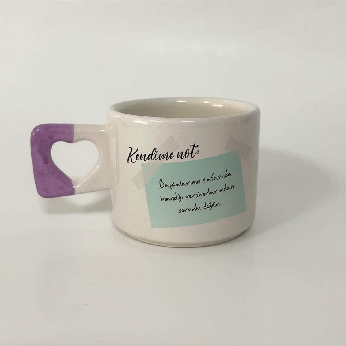 Kendime Not: Başkalarının Kafasında İnandığı Baskılı Mor Kulplu Kalp Kupa