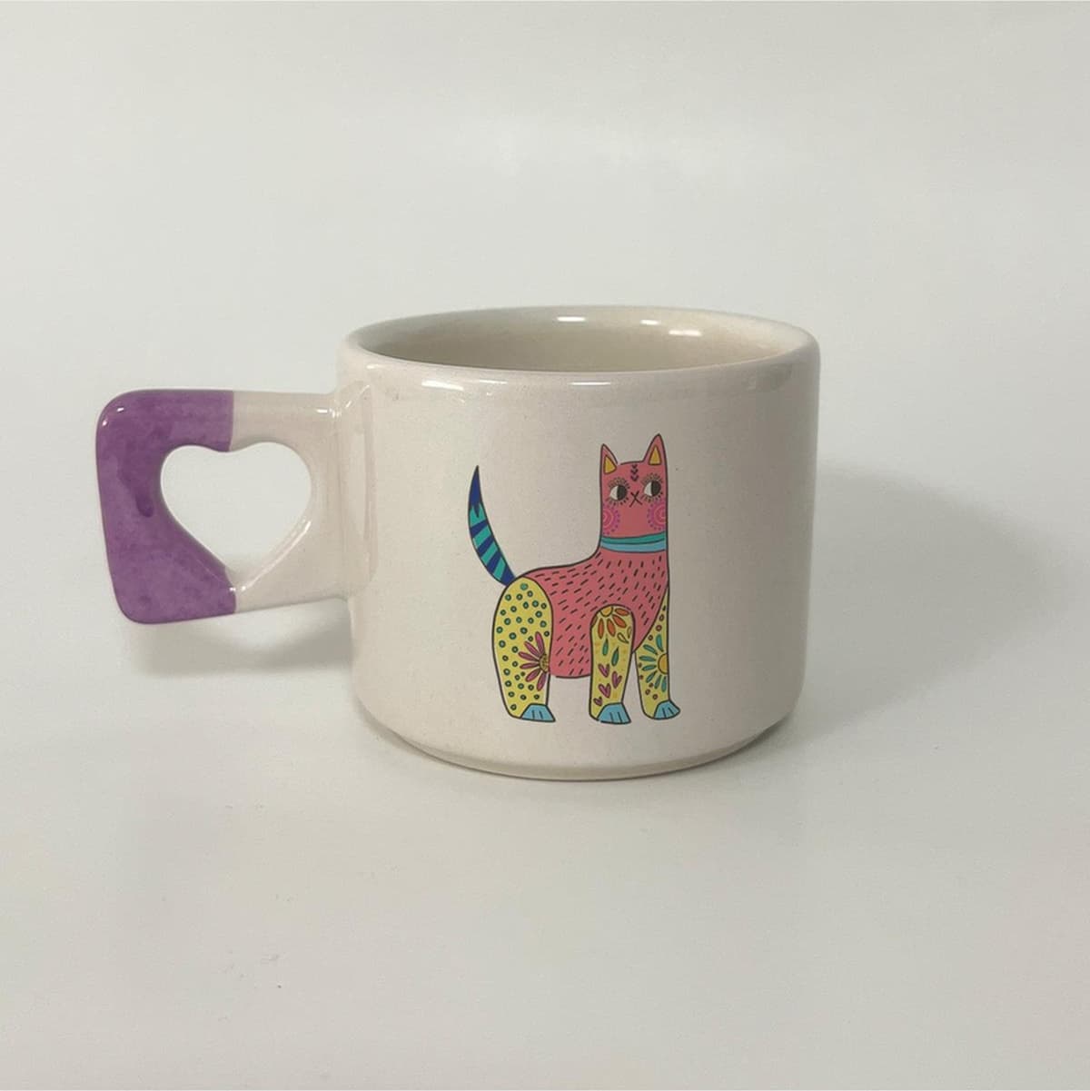 Sarı Pembe Kedi Baskılı Mor Kulplu Kalp Kupa