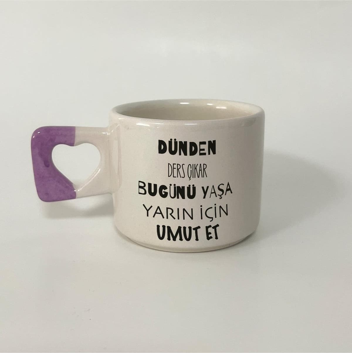 Dünden Ders Çıkar Bugünü Yaşa Yarın İçin Umut Et Baskılı Mor Kulplu Kalp Kupa