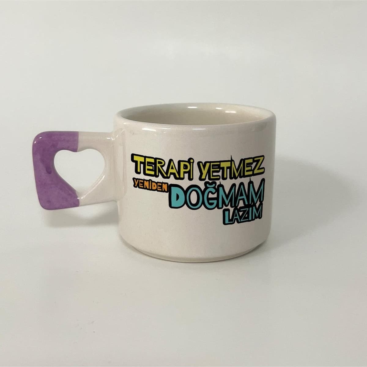 Terapi Yetmez Yeniden Doğmam Lazım Baskılı Mor Kulplu Kalp Kupa
