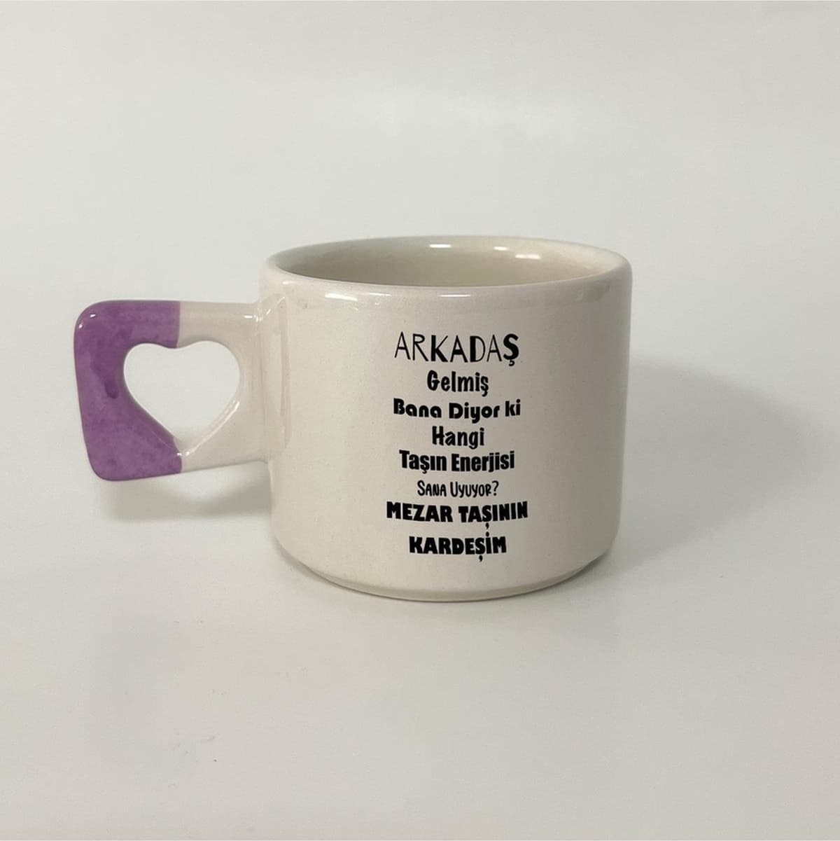 Mor Mürekkep Arkadaş Gelmiş Bana Diyor Ki Baskılı Mor Kulplu Kalp Kupa
