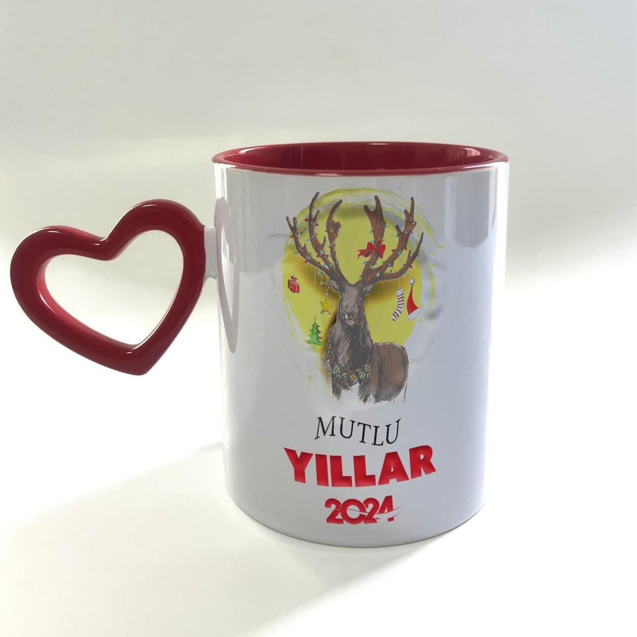 Mutlu Yıllar 2024 Geyik Baskılı Boş Kalp Kulplu İçi Kırmızı Yılbaşı Kupası