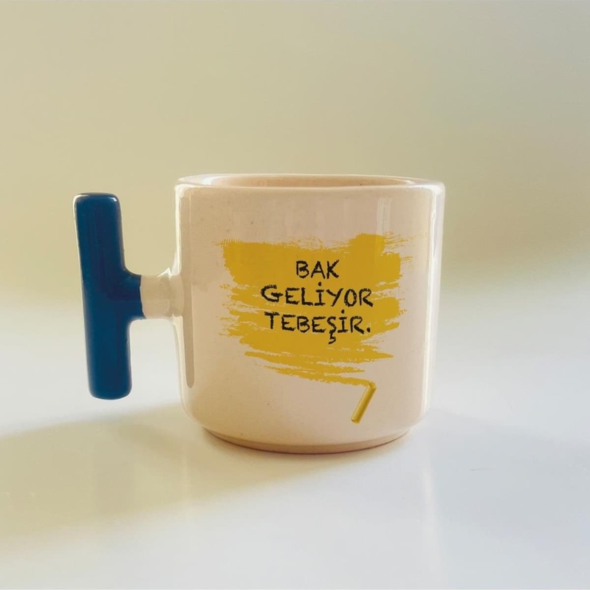Mor Mürekkep Bak Geliyor Tebeşir Baskılı Mavi Kulplu T Öğretmenler Günü Kupası