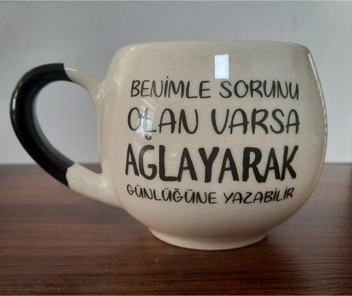 Mor Mürekkep Benimle Sorunu Olan Varsa Ağlayarak Günlüğüne Yazabilir Baskılı Siyah Kulplu Balon Kupa