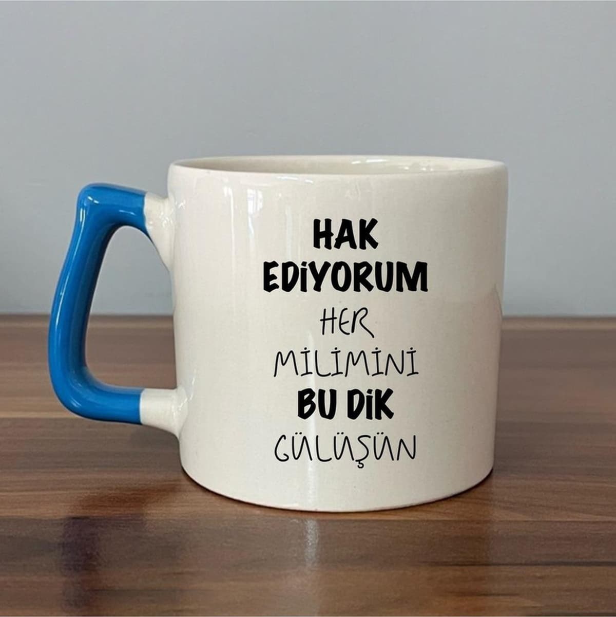 Hak Ediyorum Her Milimini Bu Dik Gülüşün Baskılı Mavi Kulplu Prime Kupa