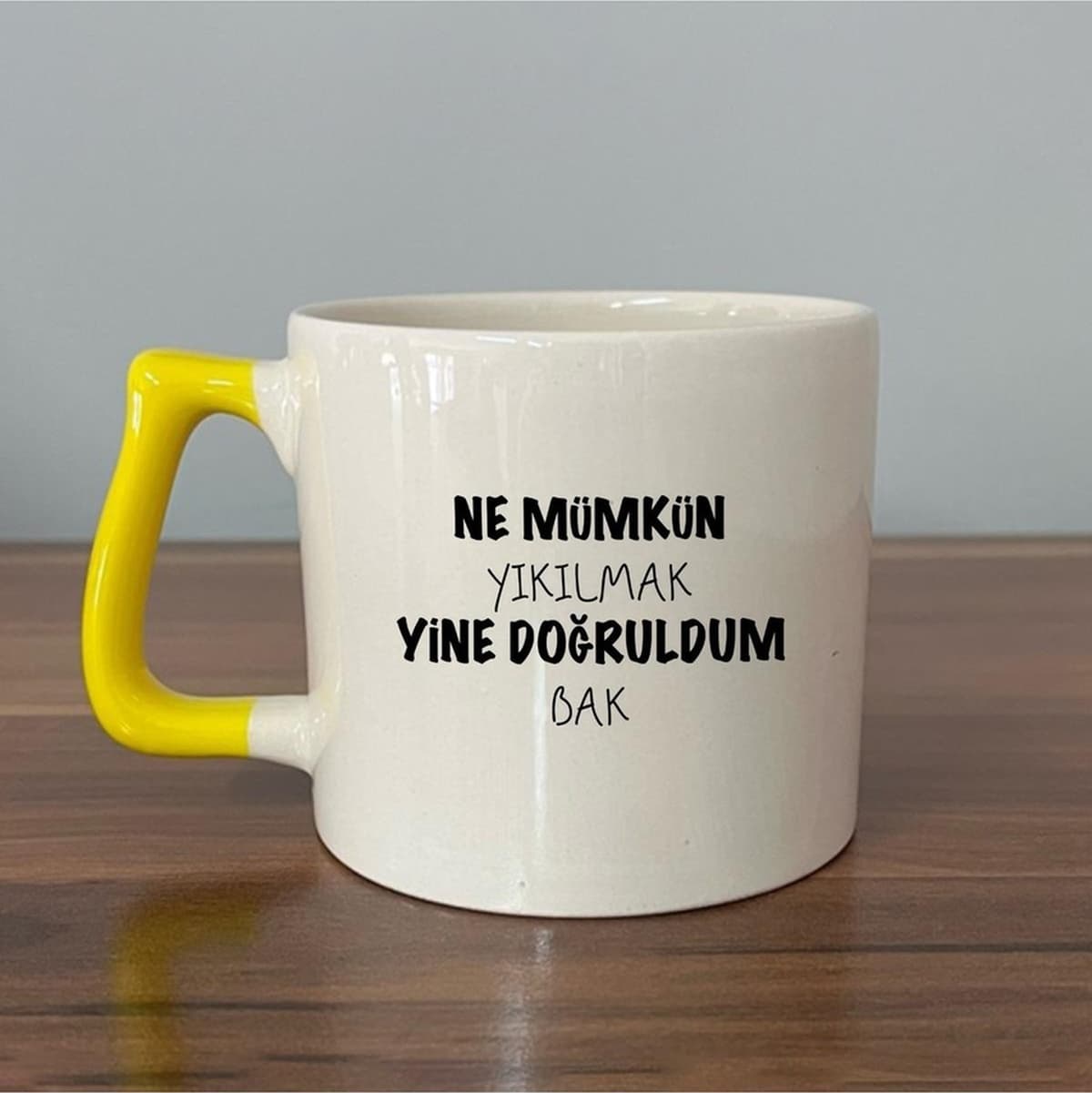 Ne Mümkün Yıkılmak Yine Doğruldum Bak Baskılı Sarı Kulplu Prime Kupa