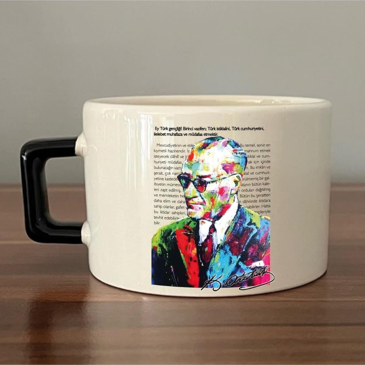 Güneş Gözlüklü Pop Art Atatürk Portresi ve Gençliğe Hitabe Yazılı Siyah Kulplu Kare Espresso Fincanı