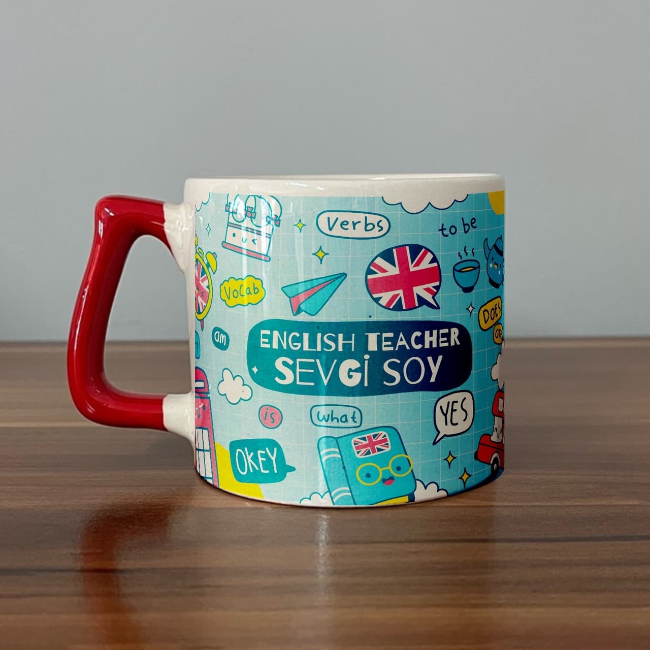Kişiye Özel İngilizce Öğretmenine Londra Temalı Renkli Sticker Baskılı Kırmızı Kulplu Prime Kupa