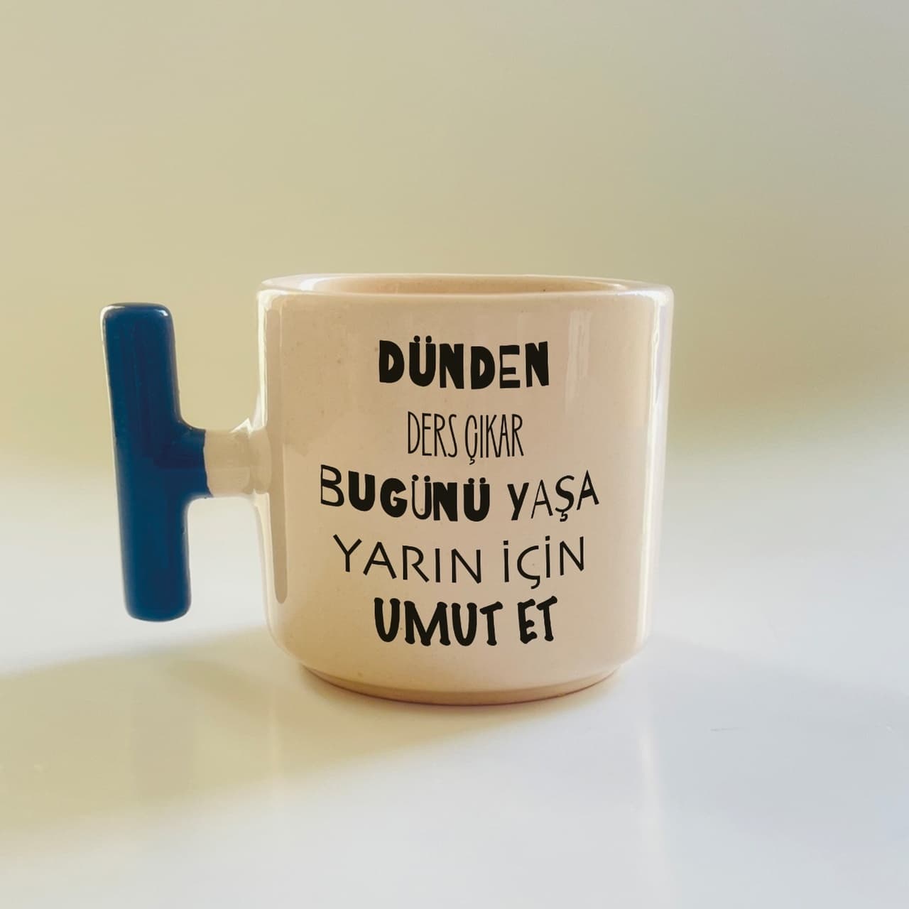 Dünden Ders Çıkar, Bugünü Yaşa, Yarın İçin Umut Et Yazılı Mavi Kulplu T Kupa