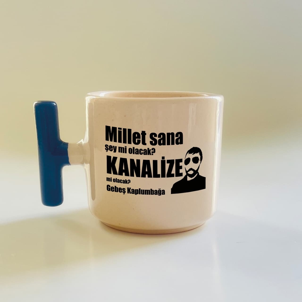 Millet Sana Mı Kanalize Olacak Baskılı Mavi Kulplu T Kupa