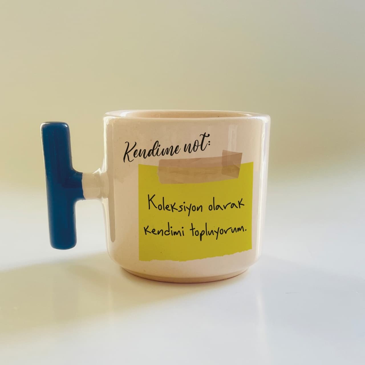 Kendime Not: Koleksiyon Olarak Kendimi Topluyorum Yazılı Mavi Kulplu T Kupa