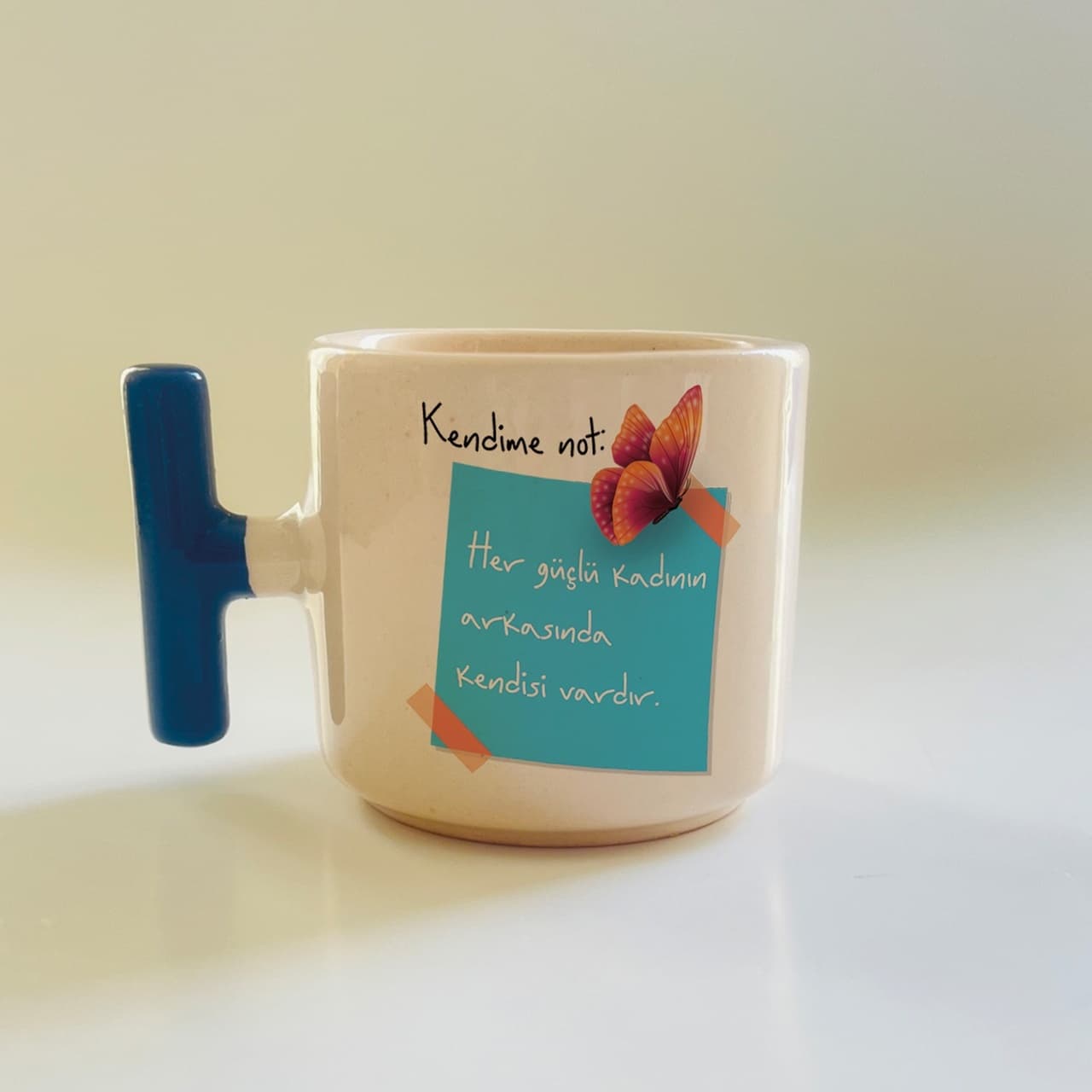 Kendime Not: Her Güçlü Kadının Arkasında Kendisi Vardır Kelebekli Mavi Baskılı Mavi T Kupa