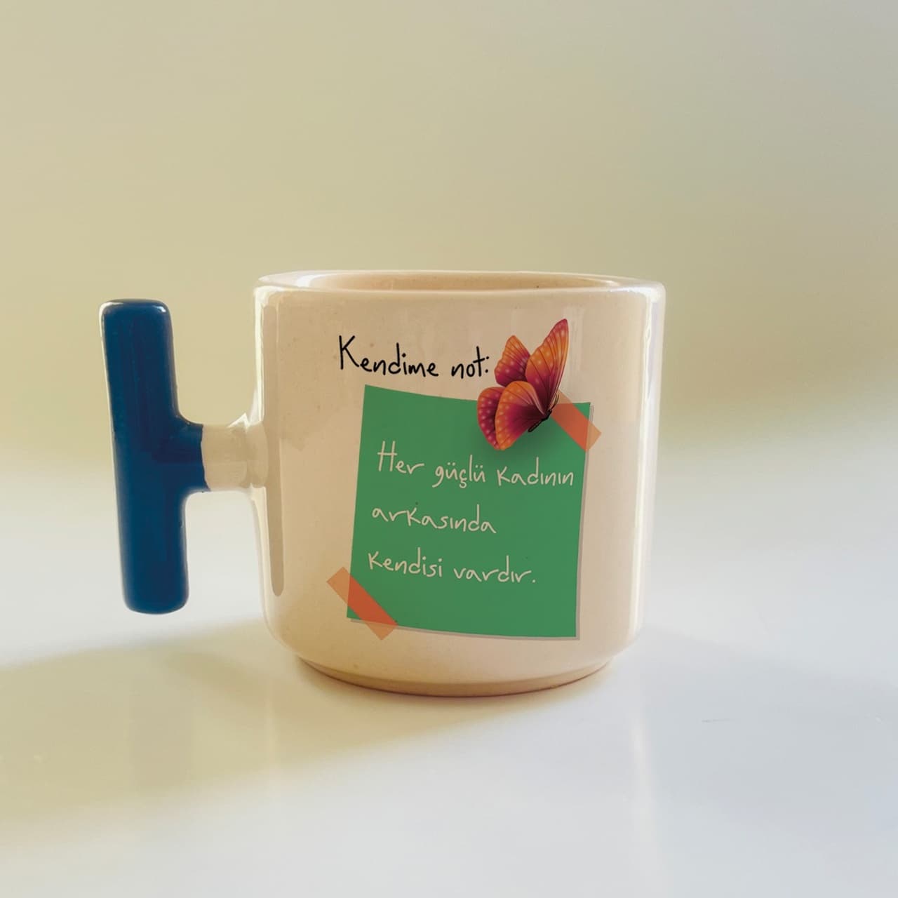 Kendime Not: Her Güçlü Kadının Arkasında Kendisi Vardır Kelebekli Yeşil Baskılı Mavi T Kupa