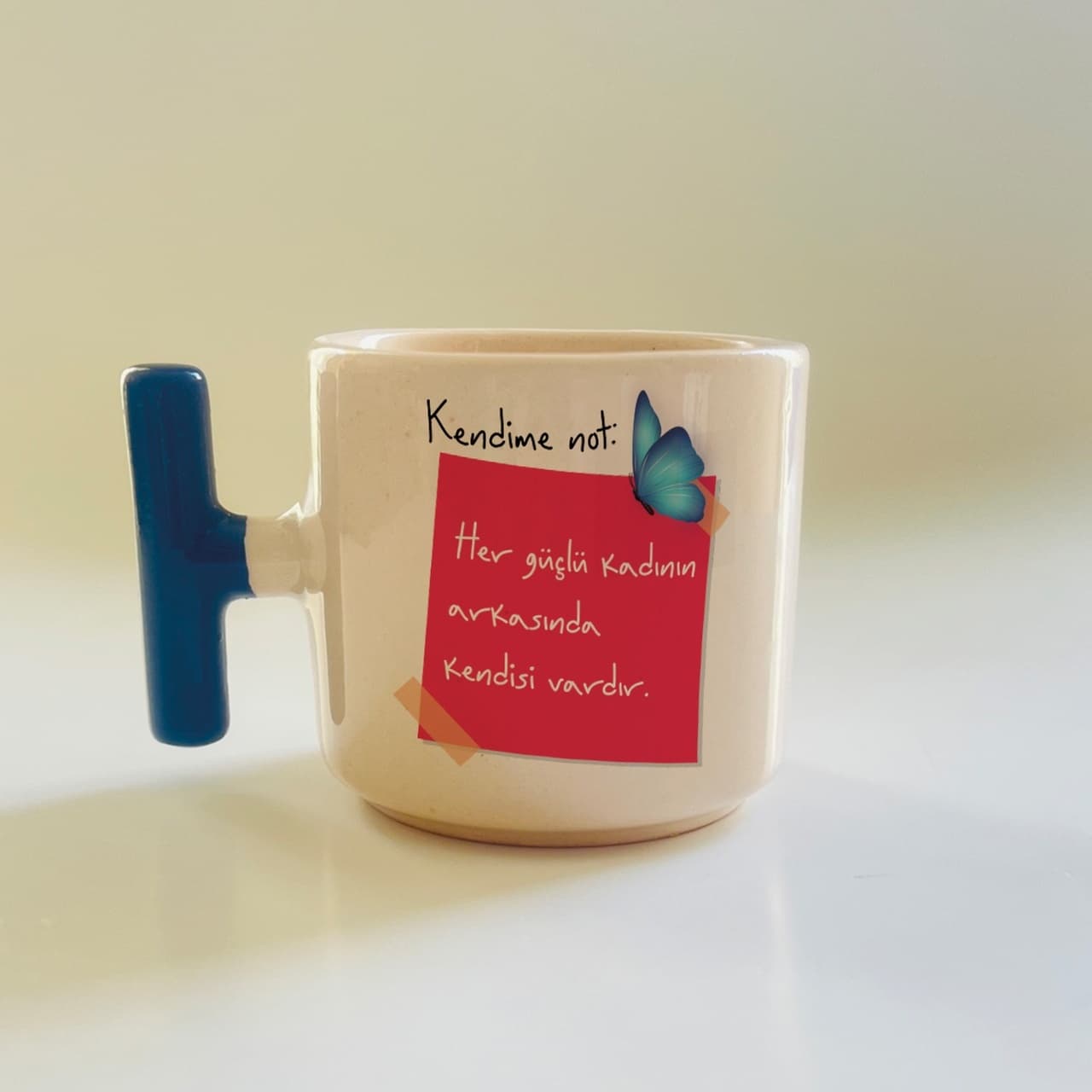 Kendime Not: Her Güçlü Kadının Arkasında Kendisi Vardır Kelebekli Kırmızı Baskılı Mavi T Kupa