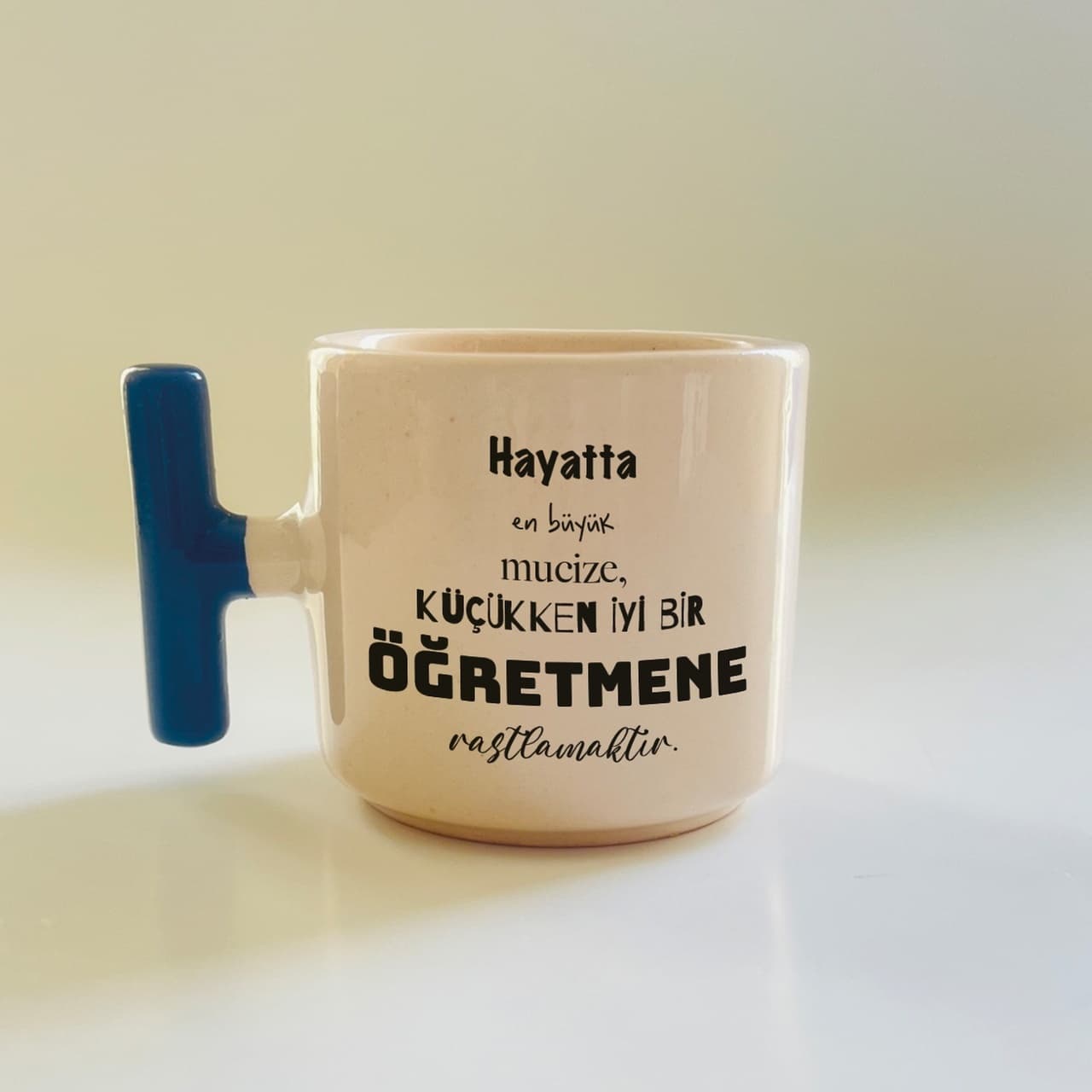 Hayatta En Büyük Mucize Sözü Sade Siyah Tipografili Öğretmenler Günü Mavi Kulplu T Kupa