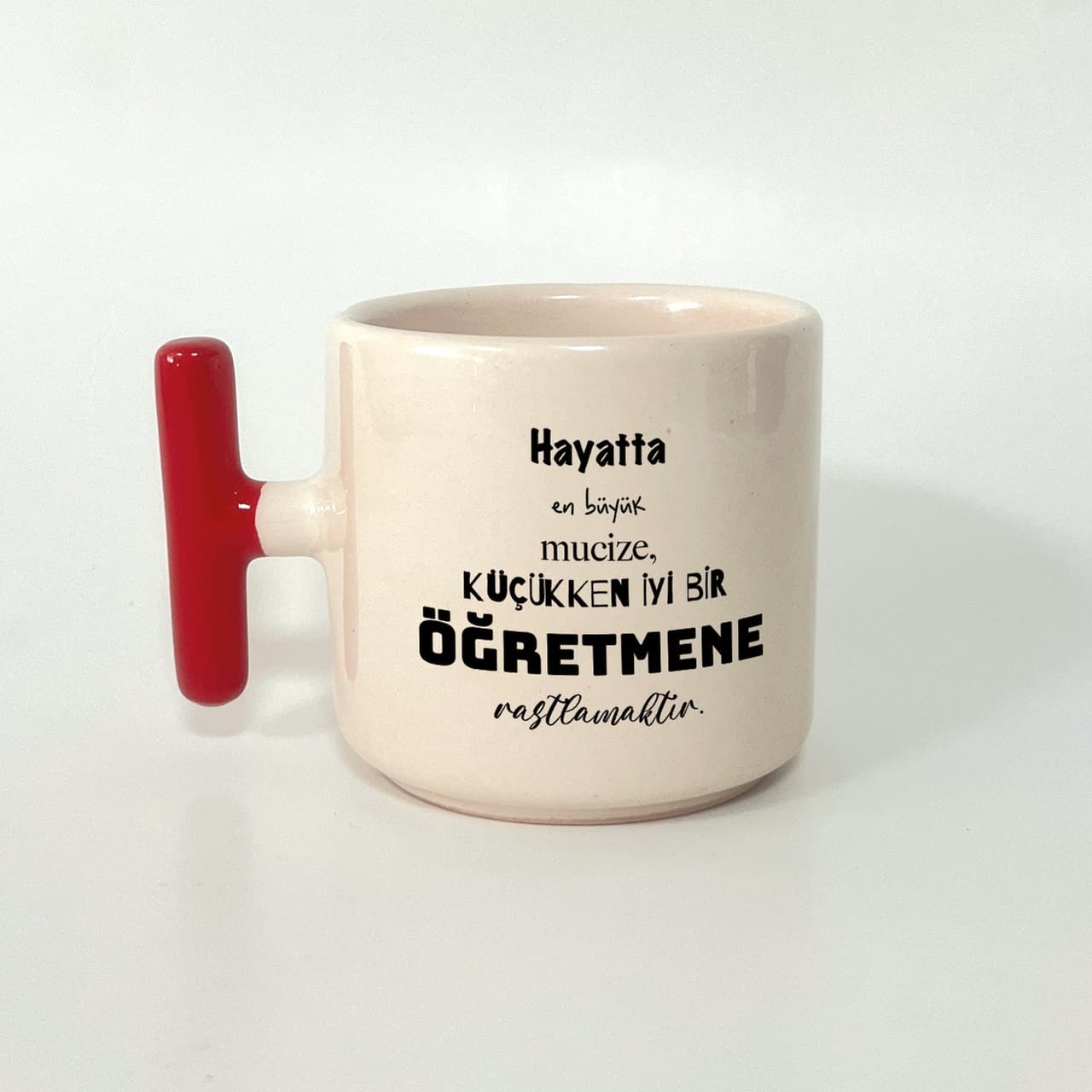 Hayatta En Büyük Mucize Sözü Sade Siyah Tipografili Öğretmenler Günü Kırmızı Kulplu T Kupa