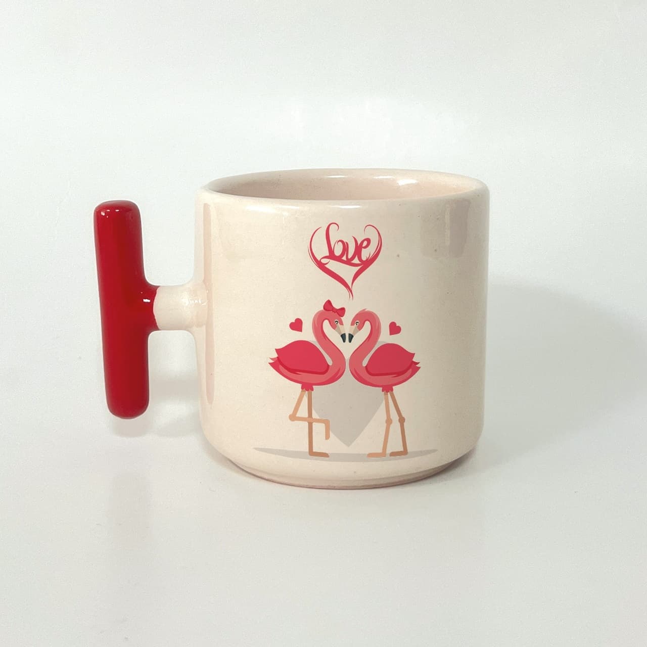 Kalp Oluşturan Aşık Flamingo Çifti 'Love' Yazılı Kırmızı Kulplu T Kupa