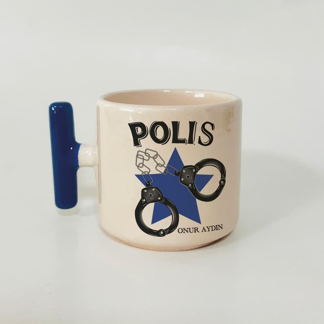 Kişiye Özel Polis Yıldızı ve Kelepçe Baskılı Mavi Kulplu T Kupa