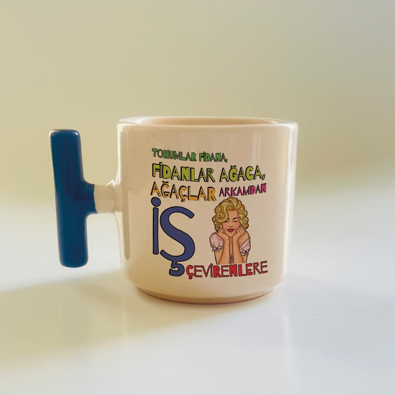 İş Çevirenlere Sözlü Sarışın Kraliçe Baskılı Mavi Kulplu T Kupa