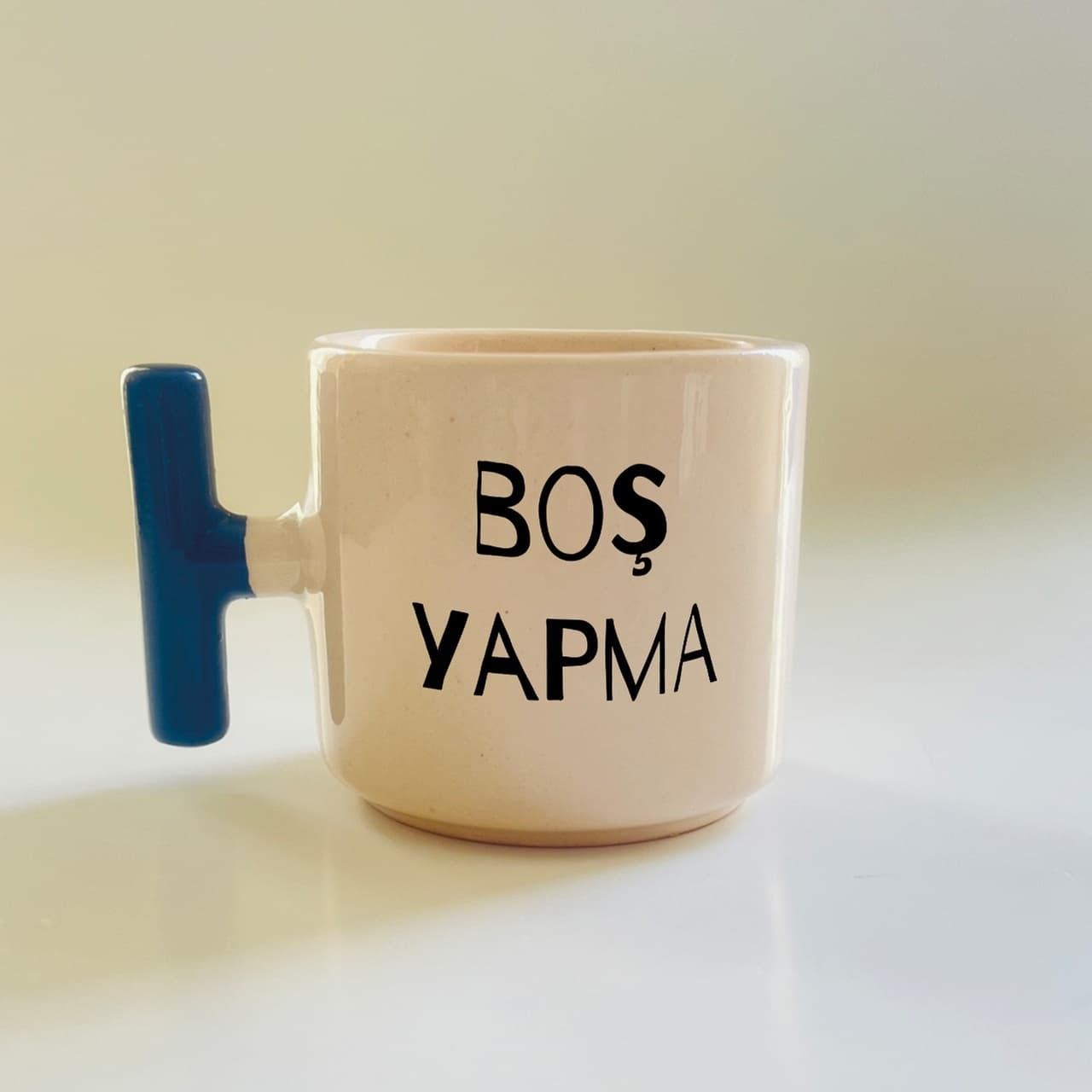 Boş Yapma Yazılı Sade Tasarım Mavi Kulplu Kupa