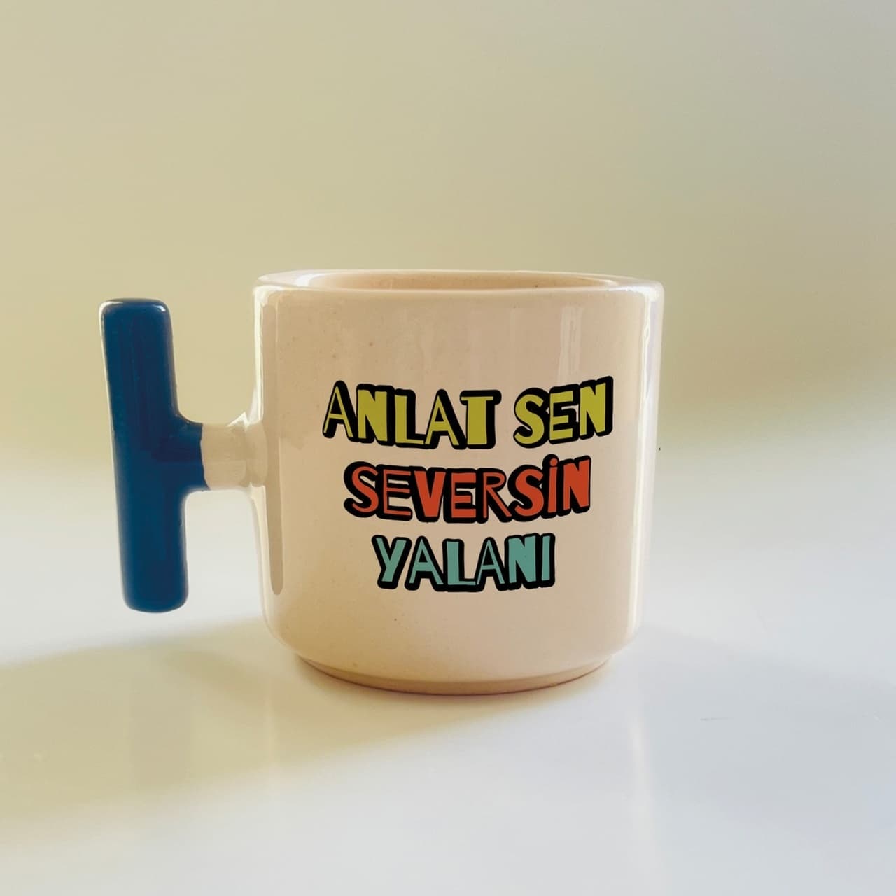 Mor Mürekkep Anlat Sen Seversin Yalanı Baskılı Mavi Kulplu T Kupa