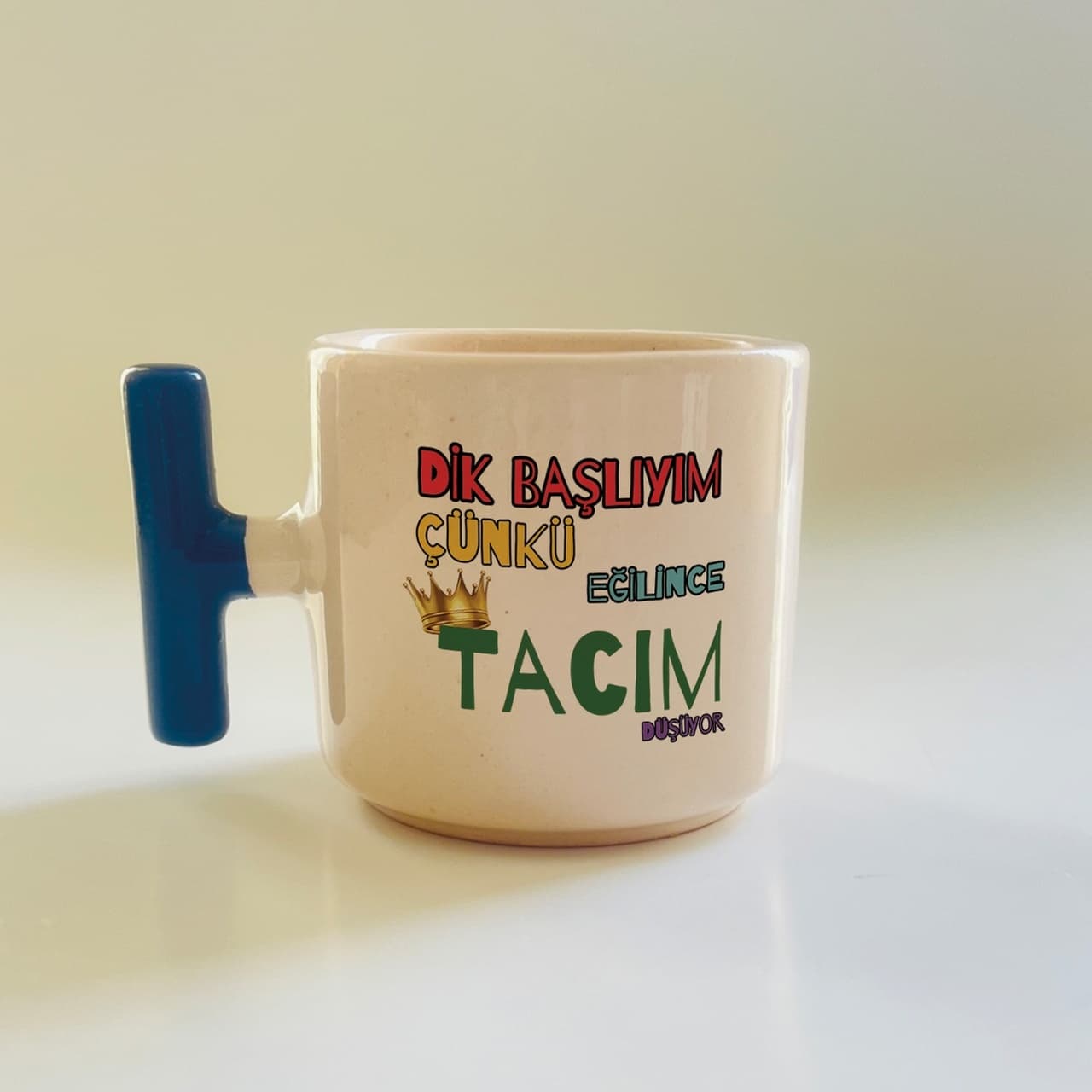 Dik Başlıyım Çünkü Eğilince Tacım Düşüyor Yazılı Mavi Kulplu T Kupa