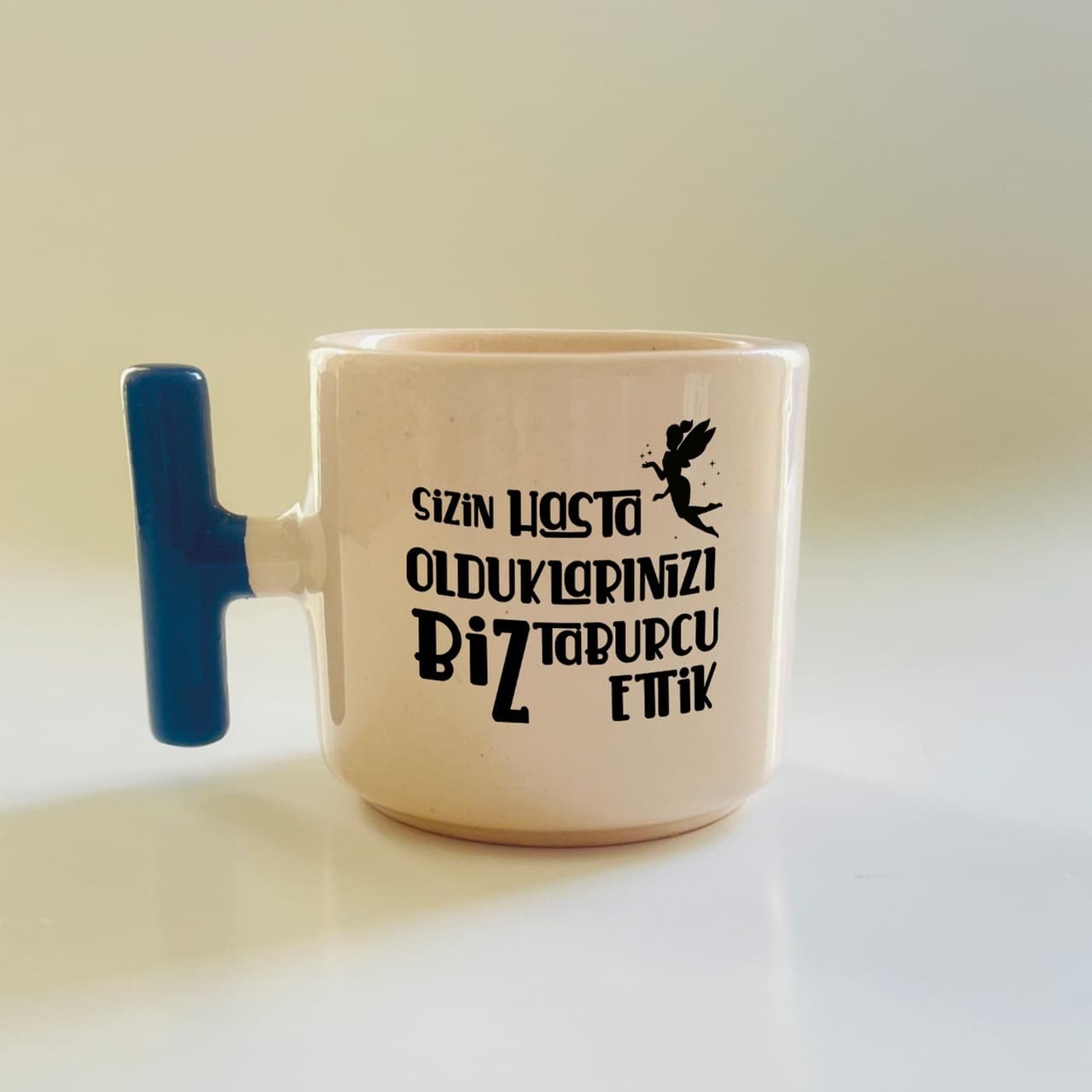Peri Figürlü Sizin Hasta Olduklarınızı Biz Taburcu Ettik Yazılı Mavi Kulplu T Kupa