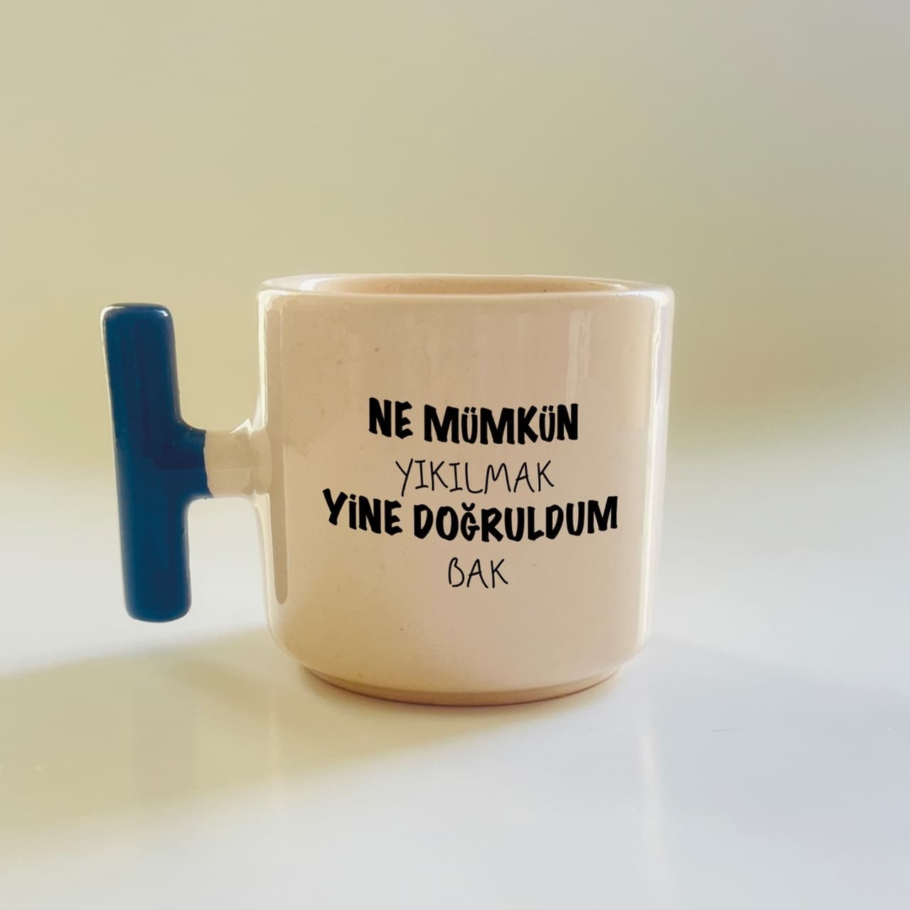 "Ne Mümkün Yıkılmak Yine Doğruldum Bak" Yazılı Mavi T Kulplu Kupa