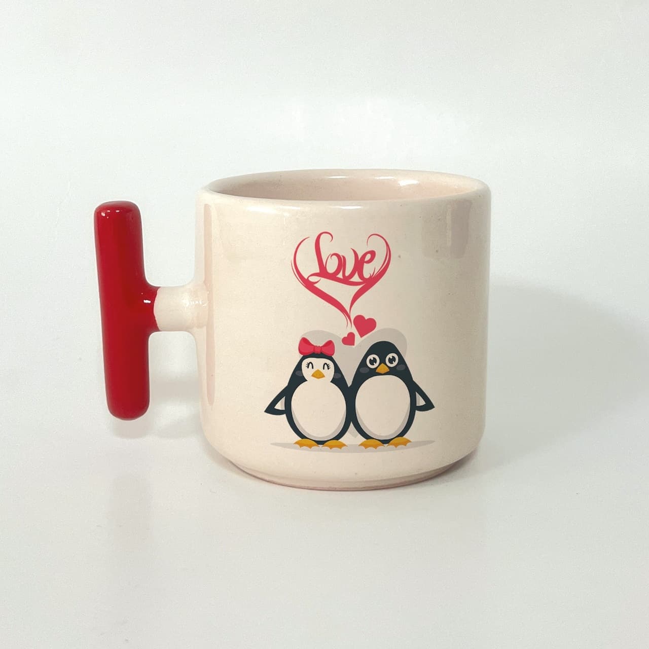 Fiyonklu Sevgili Penguenler Love Yazılı Kırmızı Kulplu T Kupa