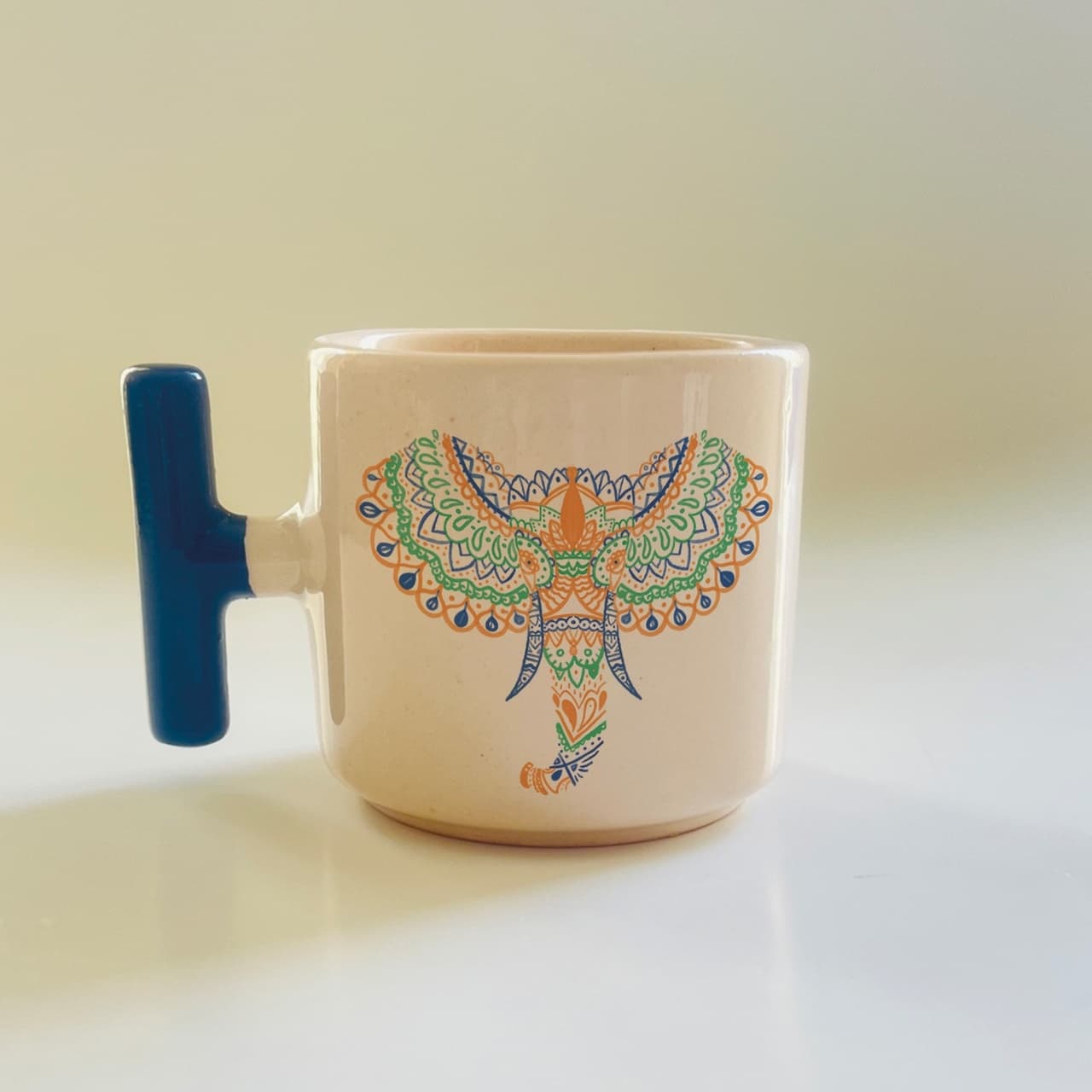 Mandala Desenli Fil Yüz Baskılı Mavi Kulplu T Kupa