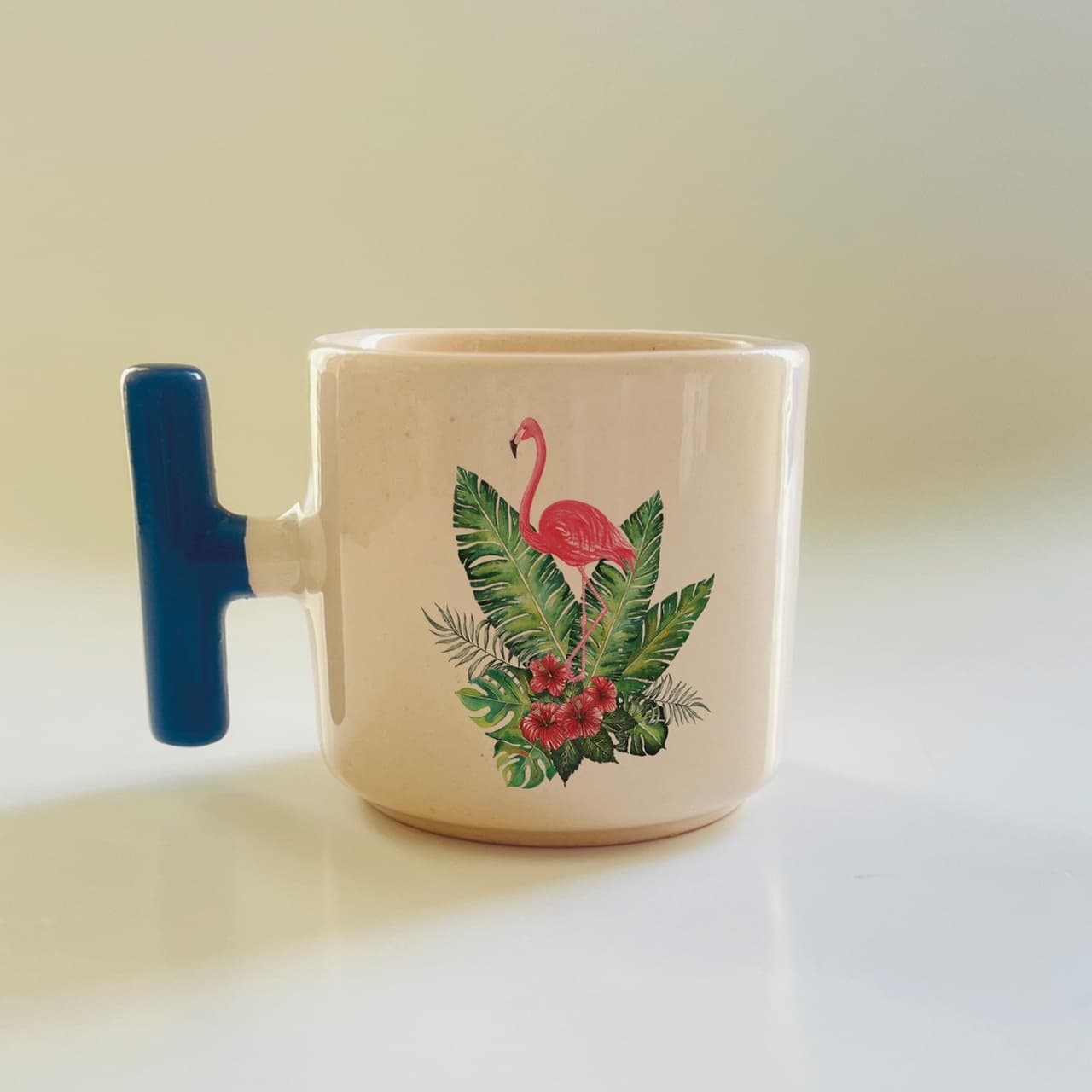 Tropikal Flamingo ve Hibiskus Desenli Mavi Kulplu T Kupa