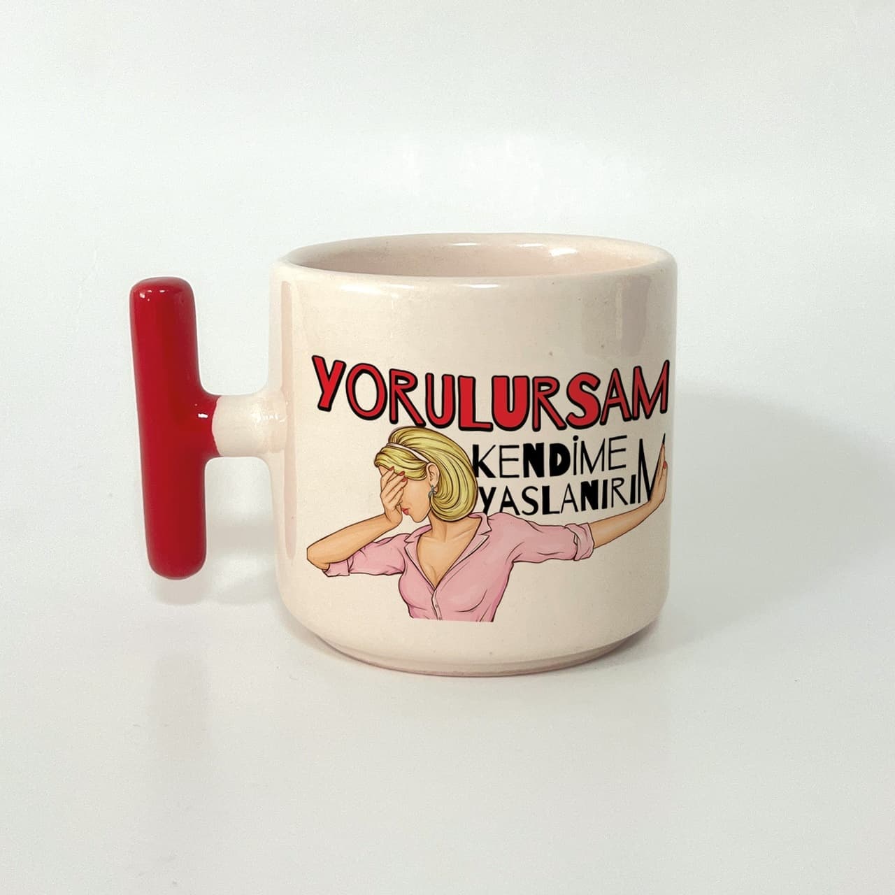 Yorulursam Kendime Yaslanırım Yazılı Kırmızı Kulplu T Kupa
