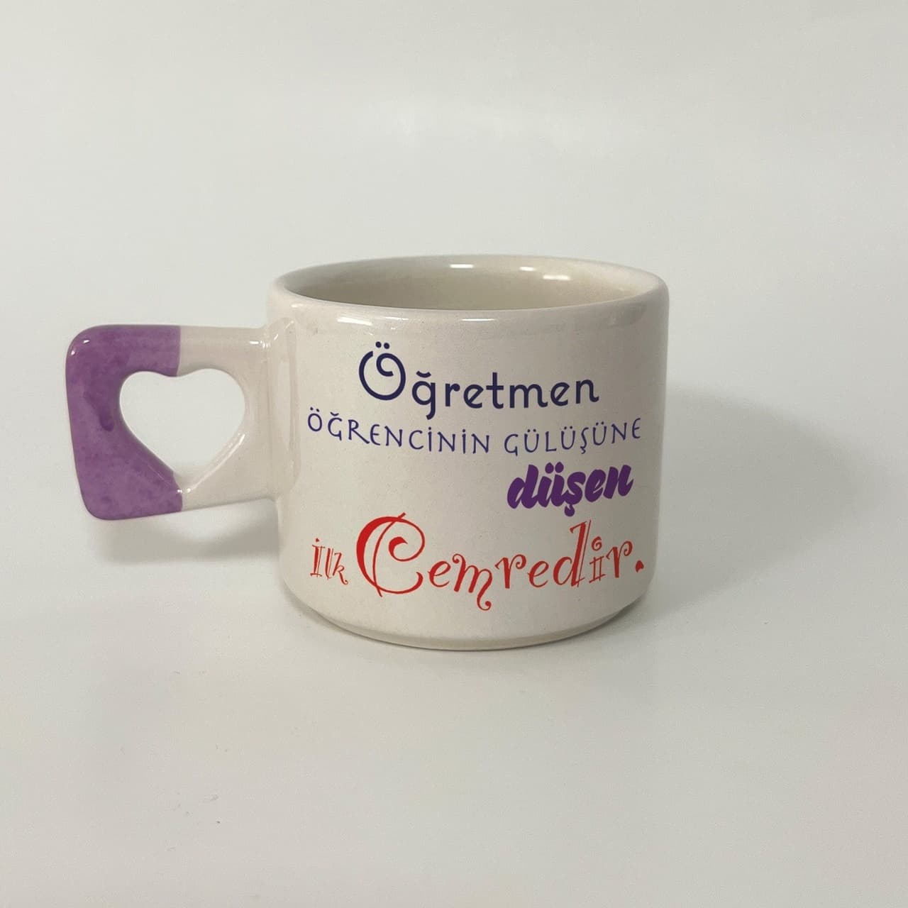 Öğretmen Öğrencinin Gülüşüne Düşen İlk Cemredir Baskılı Mor Kulplu Kalp Kupa