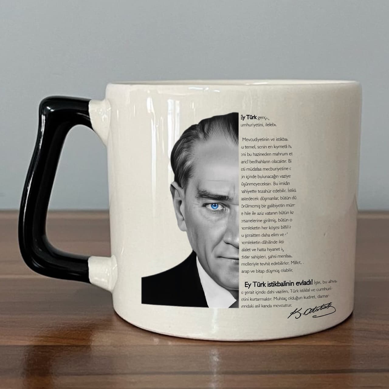 Atatürk'ün İmzalı Gençliğe Hitabe Metni ve Portresi Baskılı Siyah Kulplu Prime Kupa