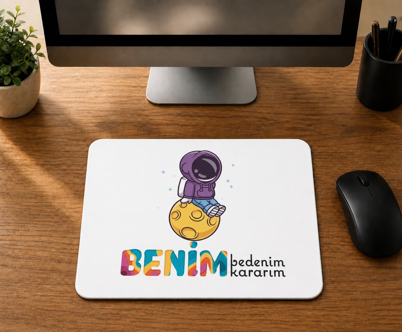 Dünya Üzerinde Oturan Astronot Tasarım - BASKILI MOUSE PAD